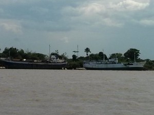 1j ships along Essequibo (1280x960)